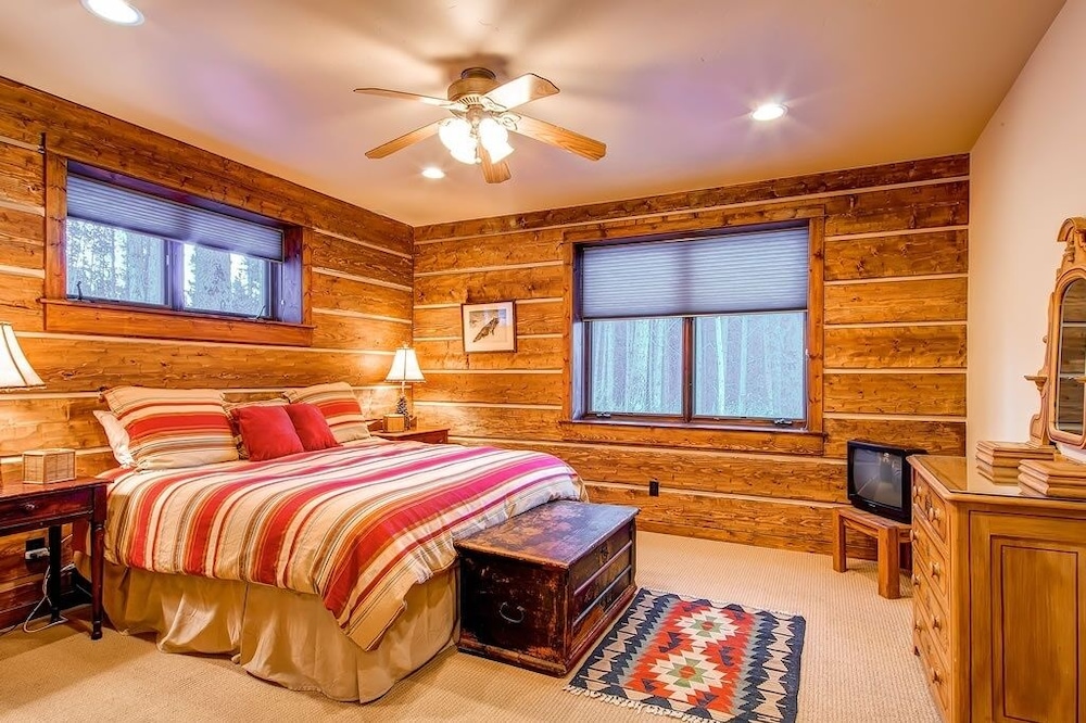 Bear Lodge 6 Bedroom Home by RedAwning