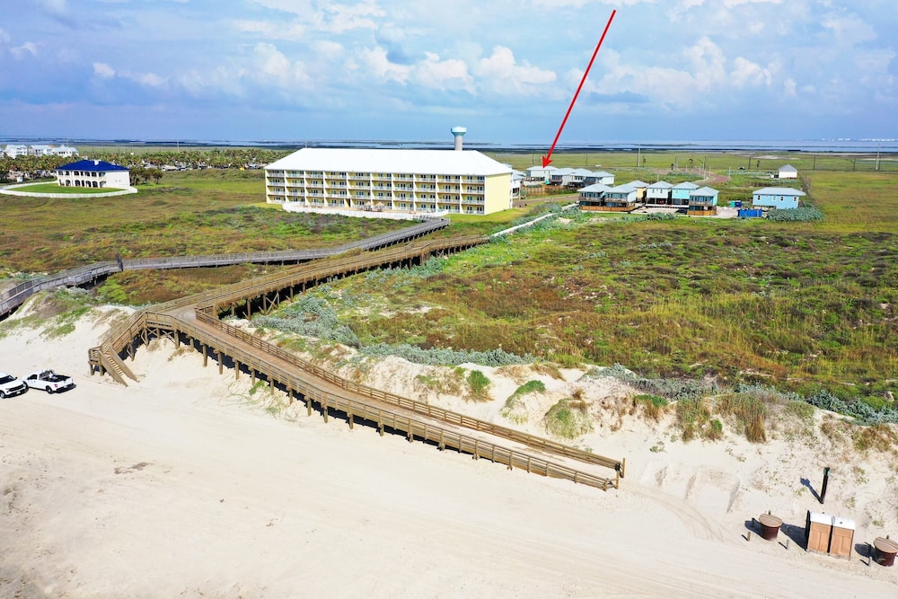 Boardwalk to the Beach, Water Canal View, Priv Pool Island Girl by Avantstay