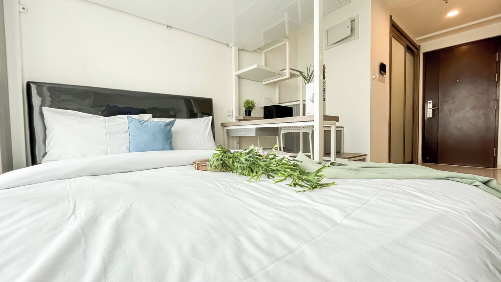 Modern Look And Homey Studio At Apartment Sky House Bsd