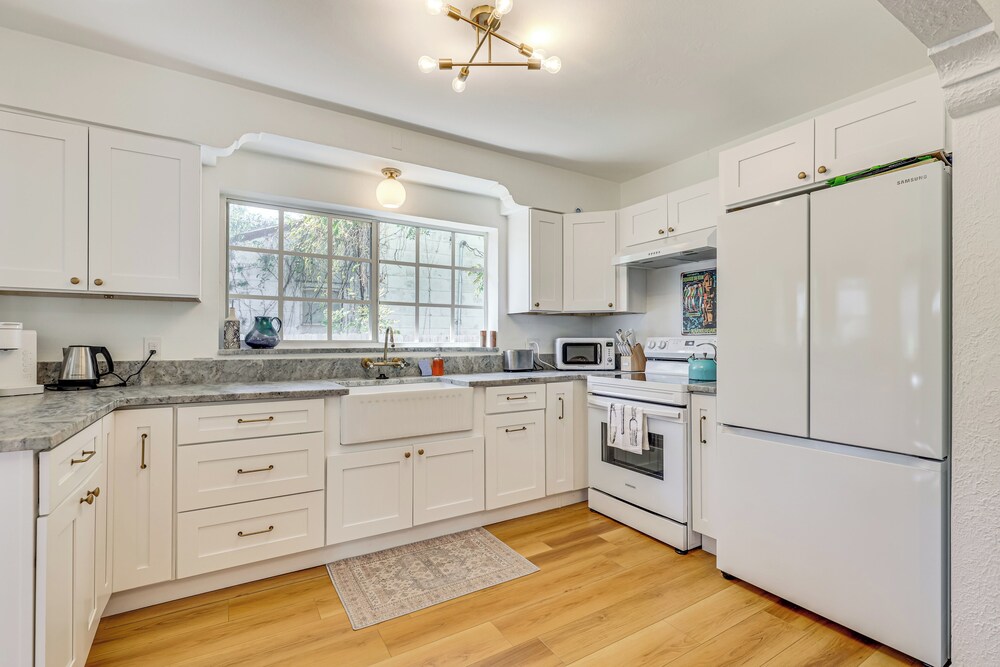 3 Mi to Dtwn: Tampa Cottage w/ Fire Pit!