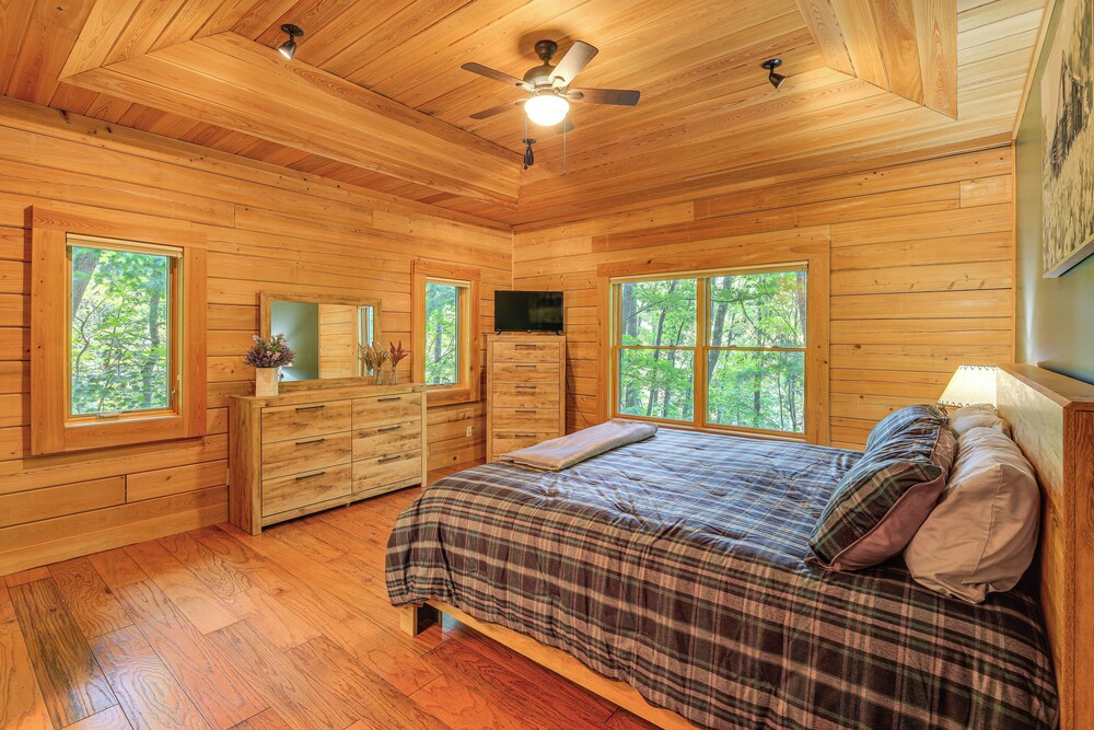 Near Boone-custom Built Cabin: 3 BR 3 BA W/hot Tub