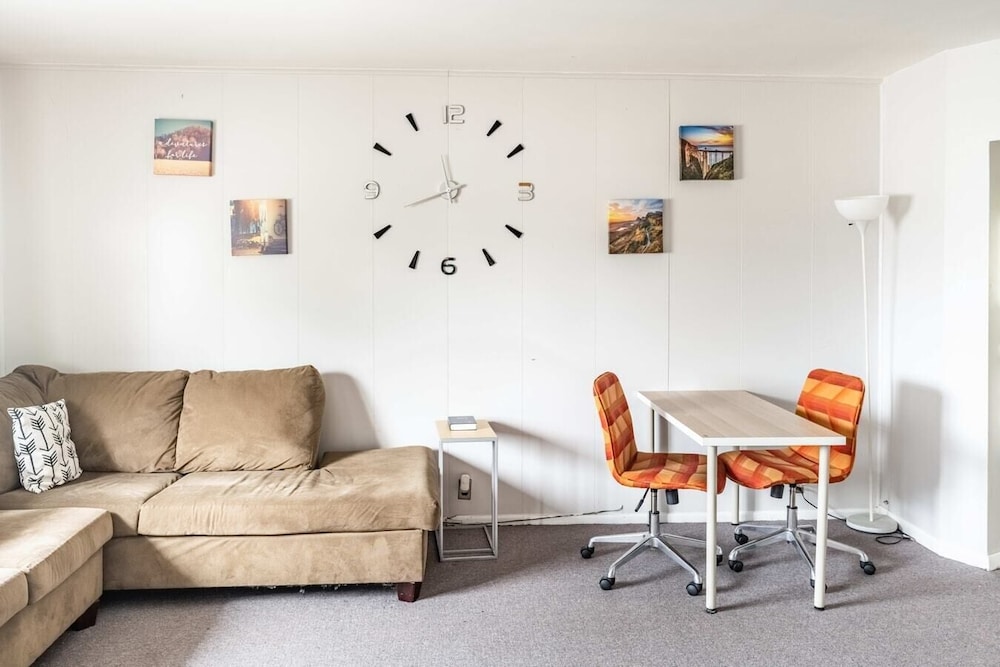 Spacious 3-bed Suite in Browntown, Near Dining & Fun