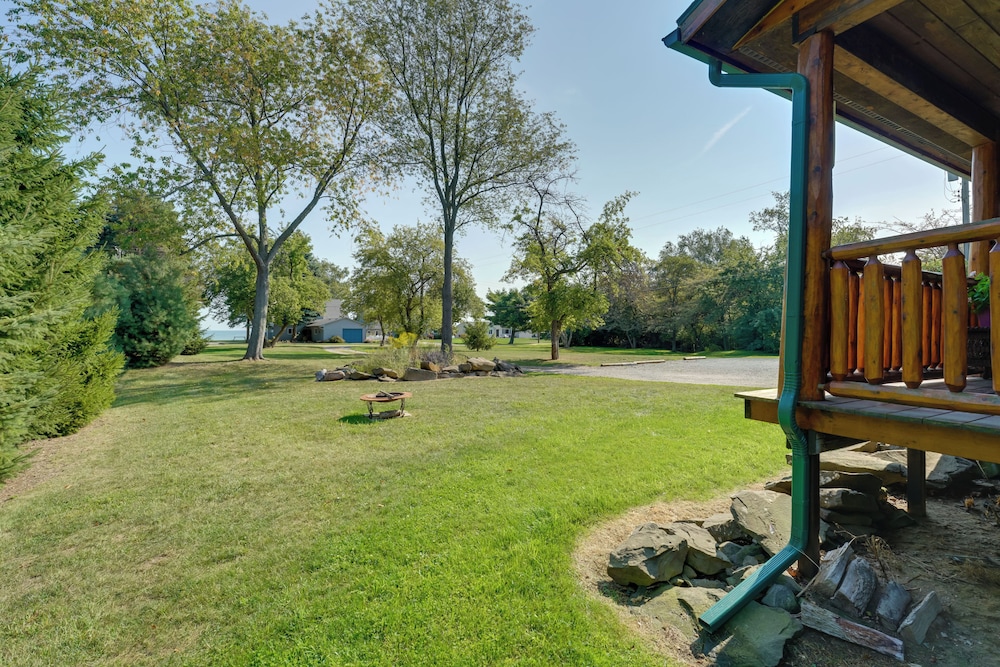 1 Mi to Public Beach: Port Austin Cabin w/ Hot Tub