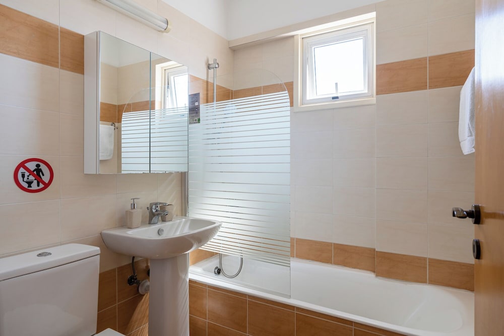 Bayview 2-BR Apartment in Larnaca