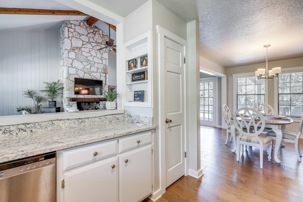 3 Mi to Boerne Lake: Getaway w/ Deck & Yard!