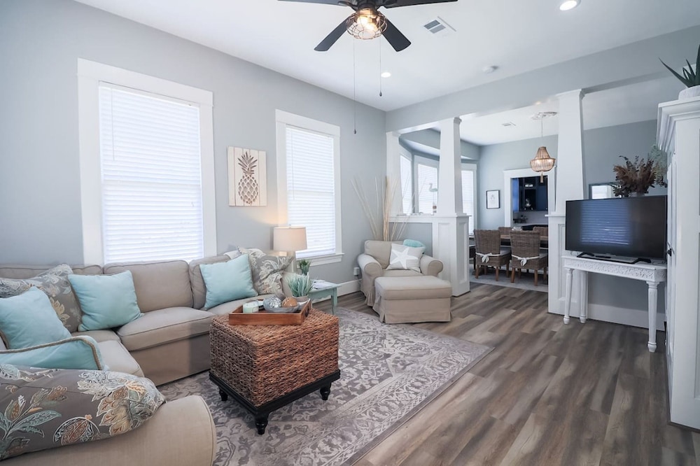 Vibrant Bungalow 2 Minutes to the Beach