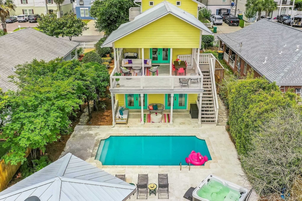 Luxe Villa Near Beach, Pool + Hottub, Chef's Kitchen Woodward Way by Avantstay