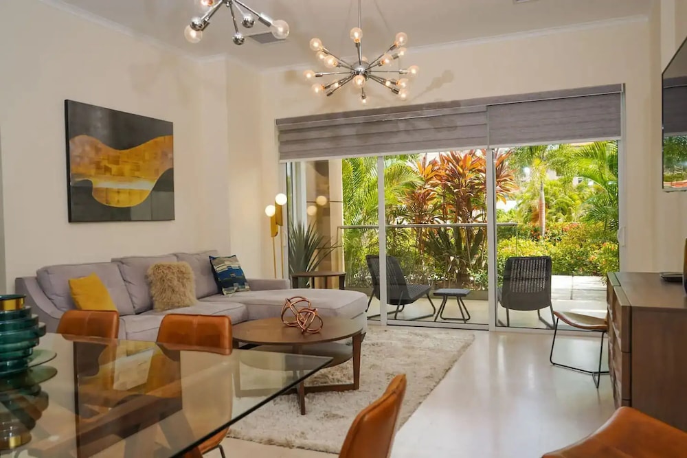 3BR Ground Level Eagle Beach Condo Pool GYM