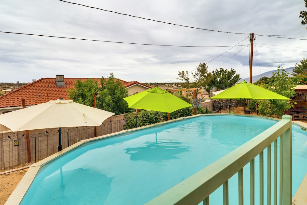 Outdoor Bar & Large Pool: Retro ABQ Retreat!