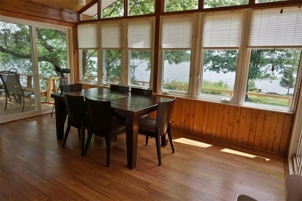 432 Weslemkoon Lake 4 Bedroom Cottage