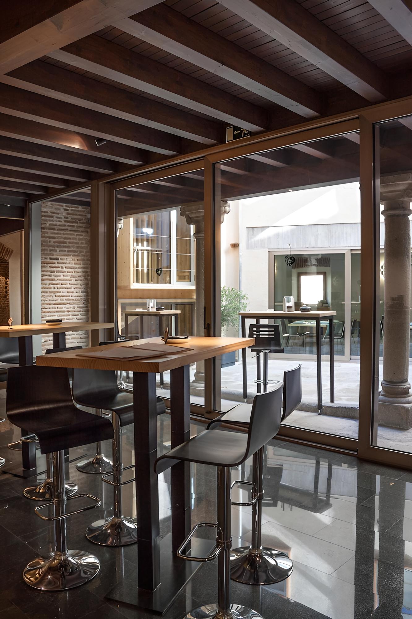 El Encanto Hotel & Cafetería