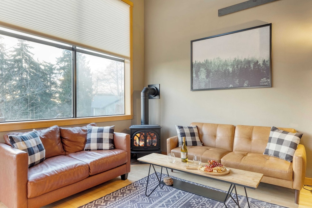 Deck Views, Fire Pit, Pool, 3 Mins to Beach Madrona Tree Retreat by Avantstay