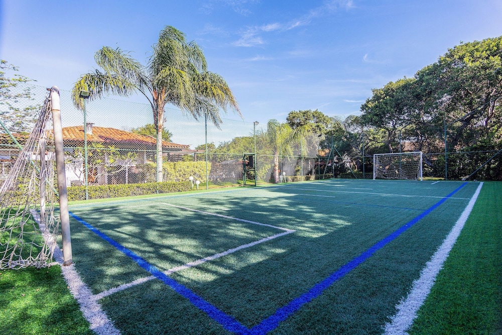 Bz10 Casa 4 suítes em condomínio clube
