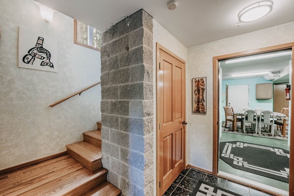 51sl - Ping Pong - Fireplace - D/w - W/d - Sleeps 8 3 Bedroom Home by RedAwning