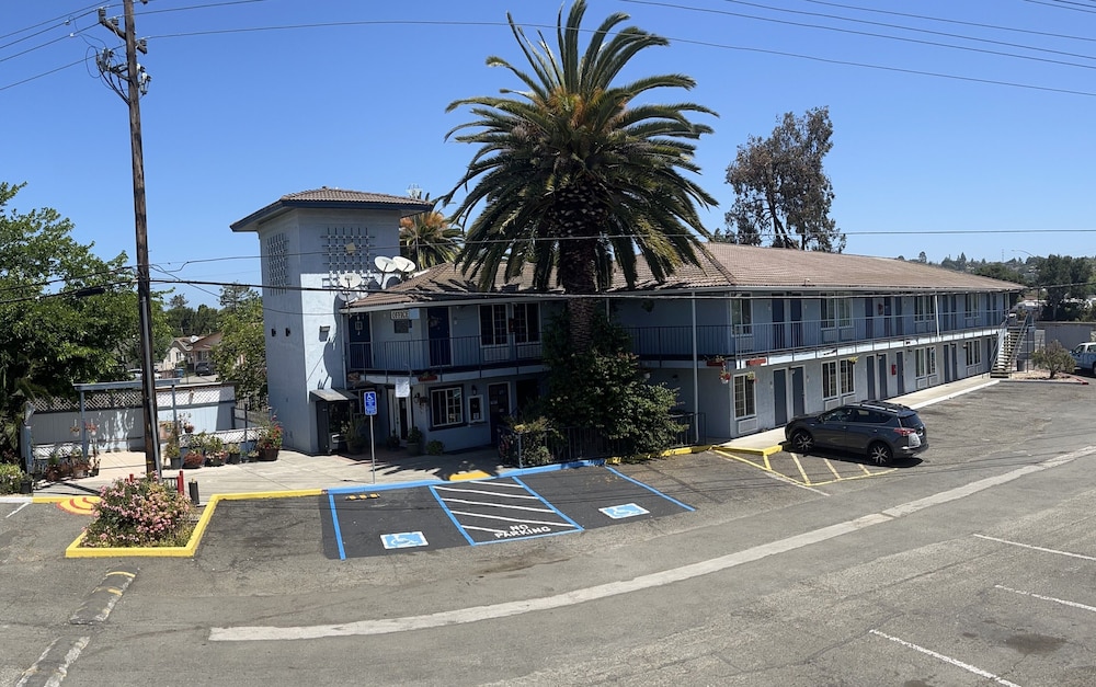 Vallejo Vacations - Solano Inn - Property Image 3