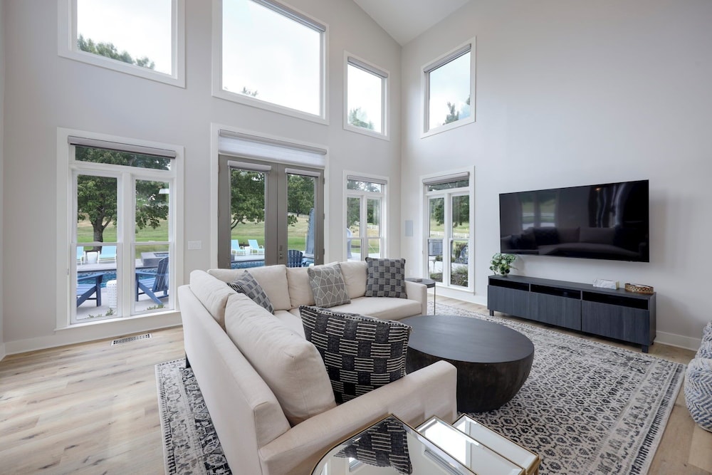 Majestic Manor-private Hundred Acre Yard-pool/spa