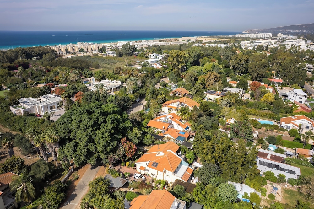Relax in a Garden Oasis by Sea N' Rent