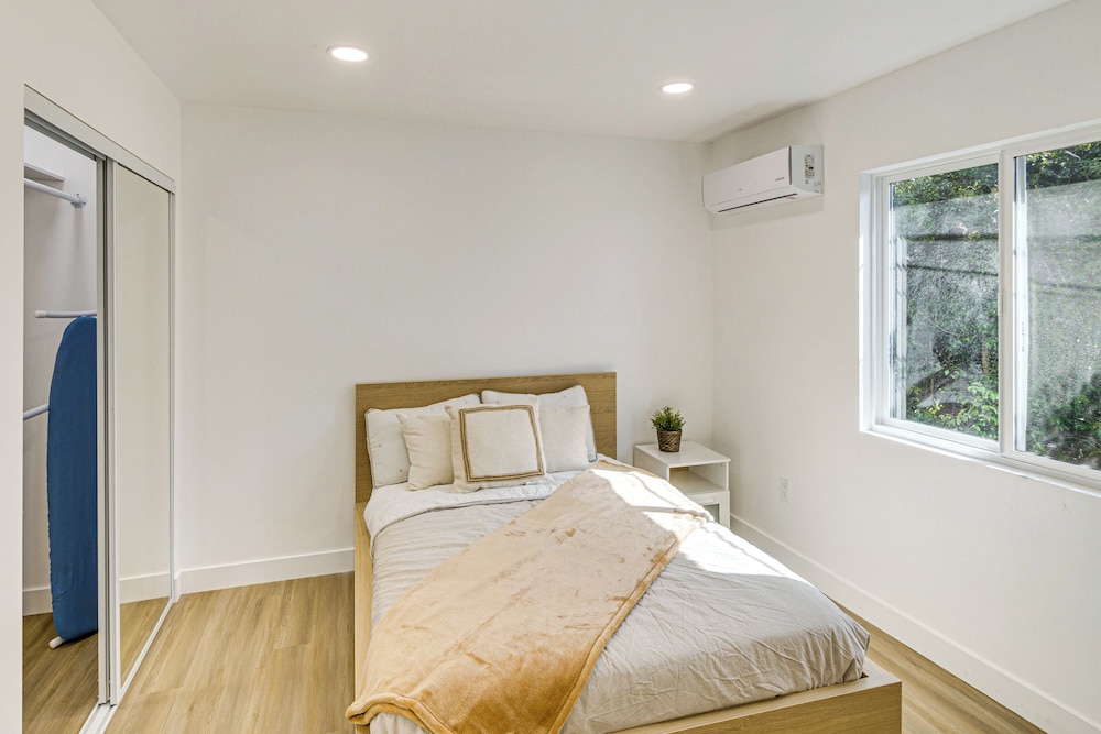 4 Mi to Sofi Stadium: Pet-friendly LA Area Home