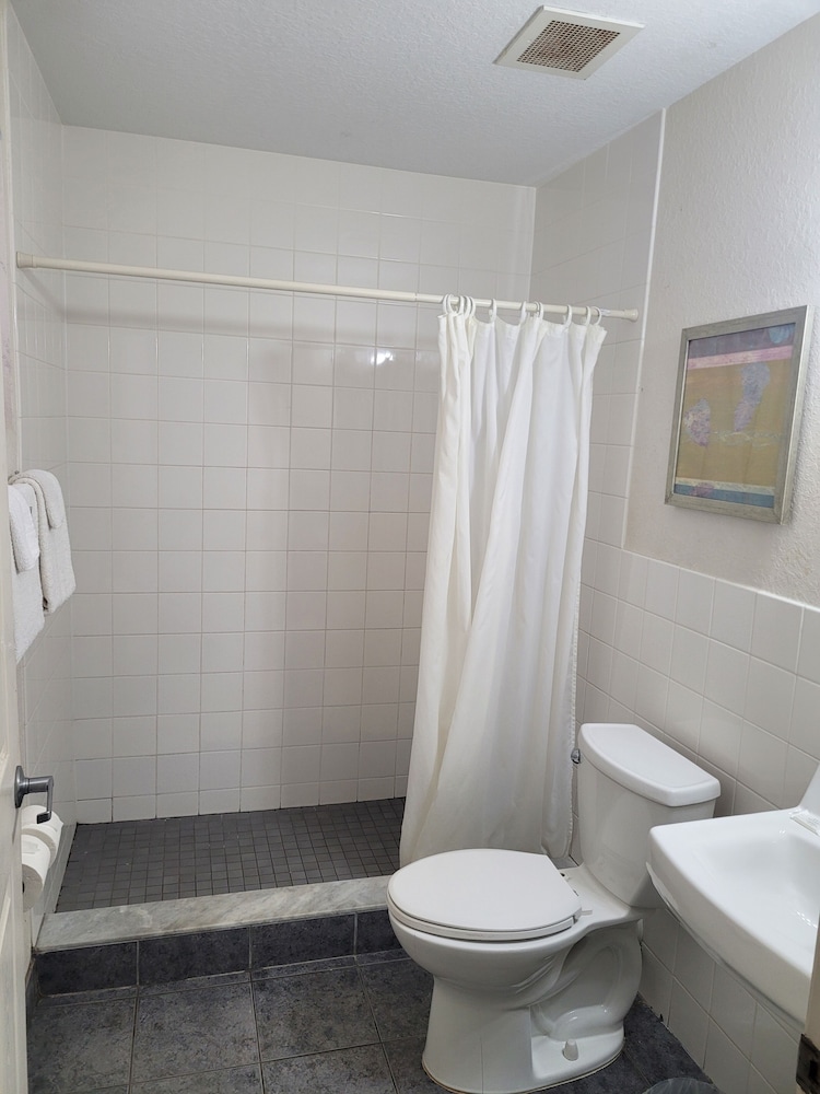 Queens Lodge Motel