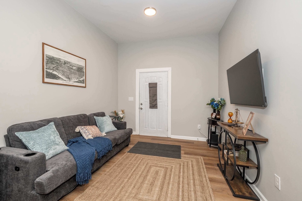 Queen City Retreat 1 - Cozy Home for 6 Near Attractions & Restaurants