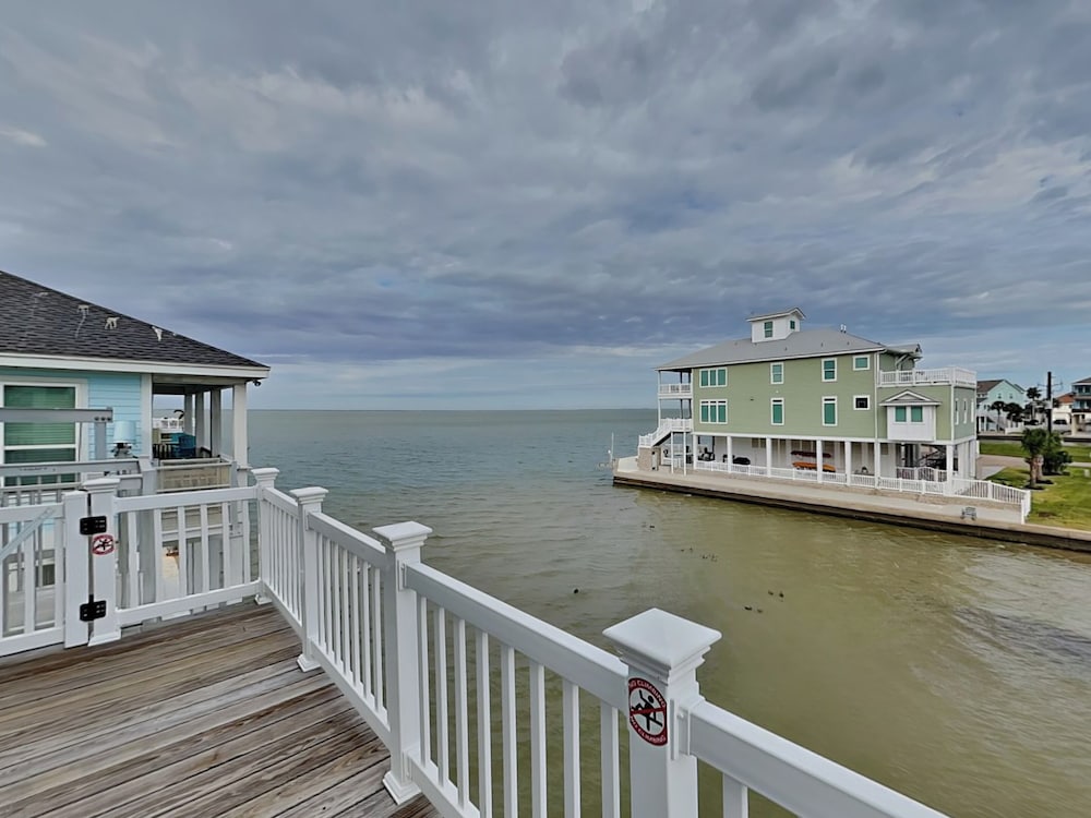 Rosé By The Bay by Ryson Vacation Rentals