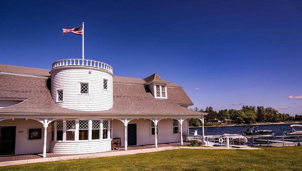 Valcour Inn & Boathouse