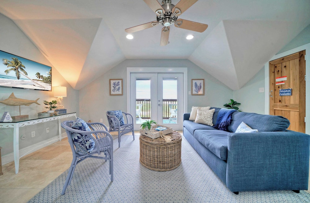 Sleeps 22 2 Homes w/ Private Pool, Game Room, Nature Views 7 BDR Avantstay