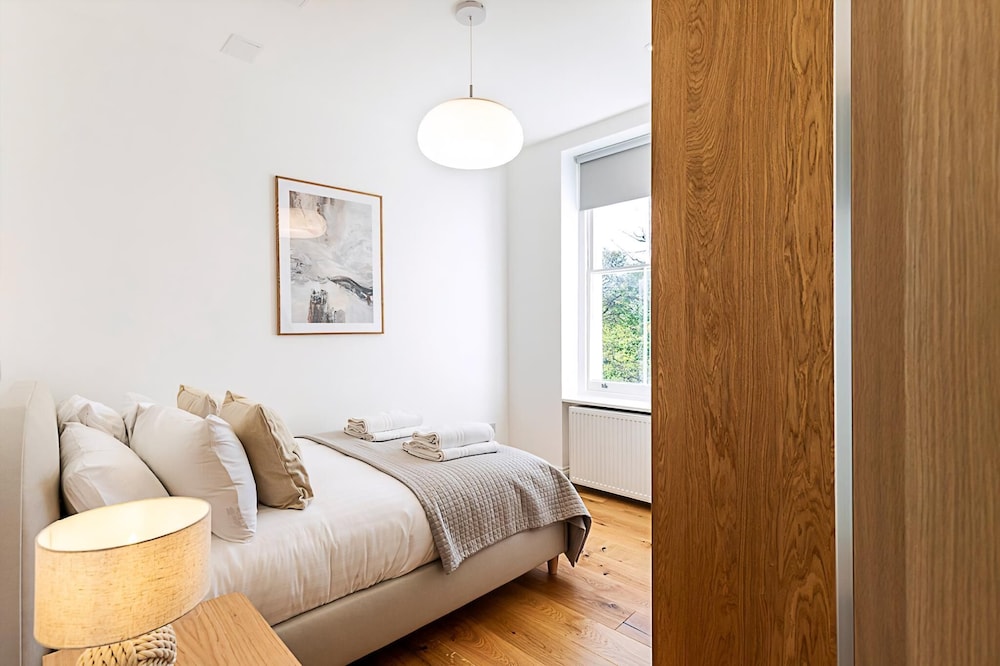 Stylish Chelsea Escape With Private Outdoor Oasis!