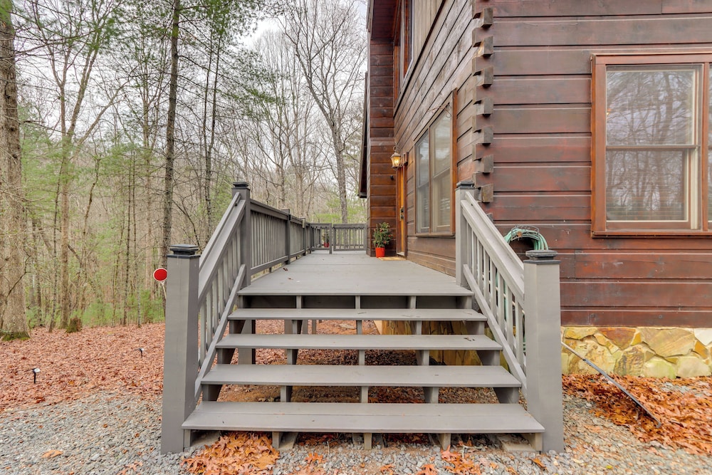 9 Mi to Dtwn Blue Ridge: Cabin w/ Deck & Grill!