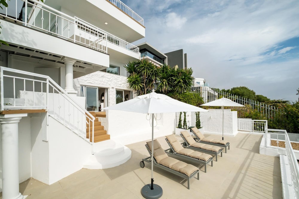 Idyllic Camps Bay Villa w 2 Pools Buddha Retreat