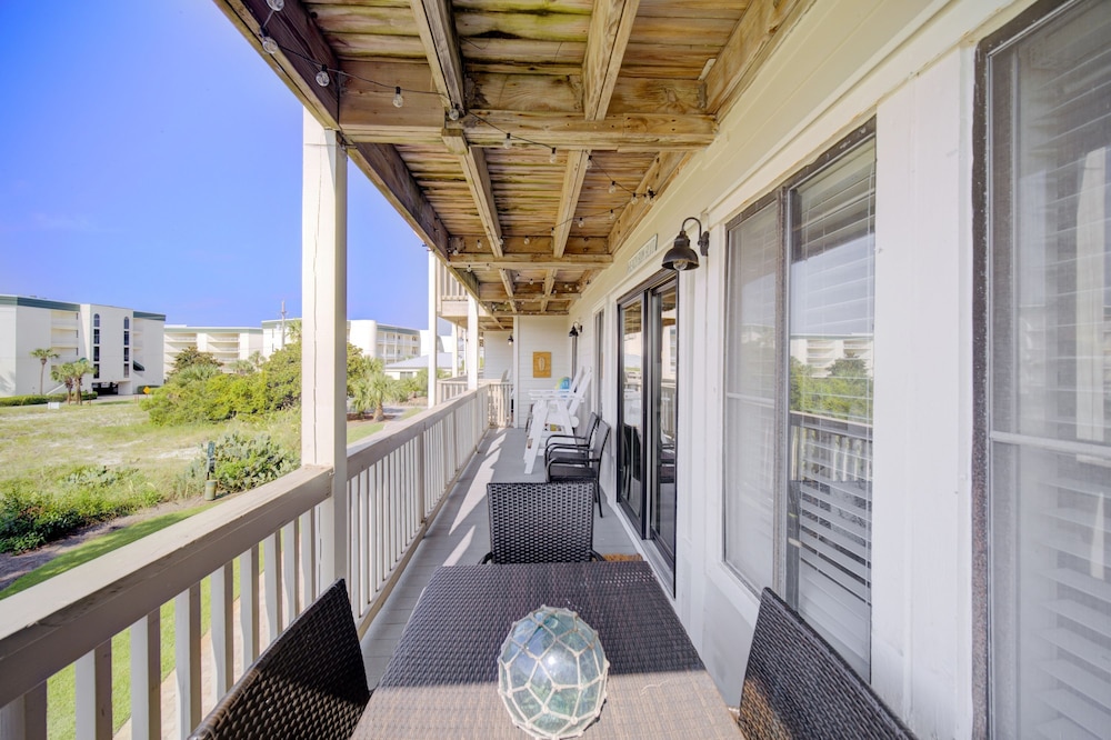 Triton Balcony w Pool View Chic Design