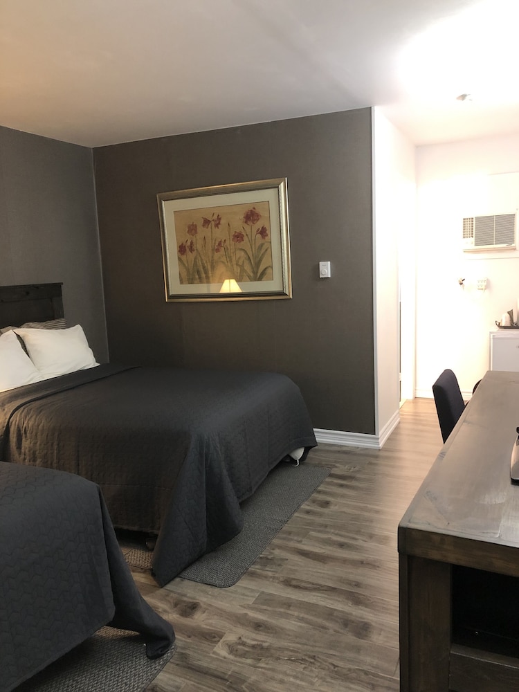 Greenside motel