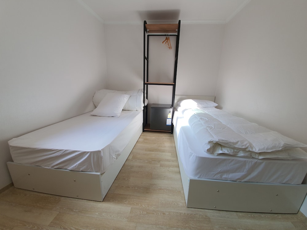 Bluemoon Guest House - Hostel view 4
