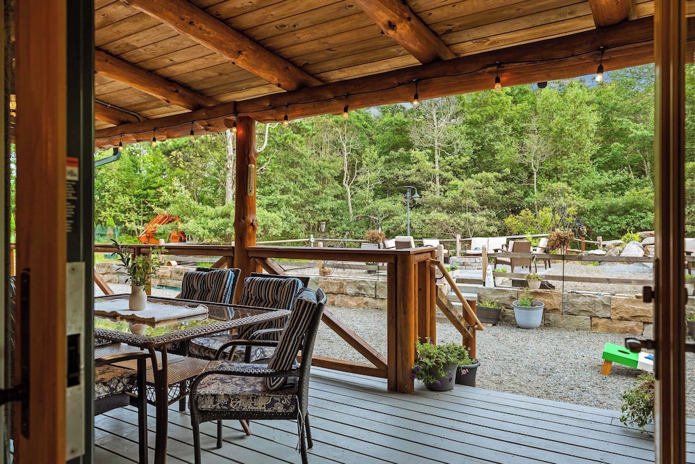 Bigwood Cabin Retreat Hot Tub, Game Room, Firepit Lounge & Private Yard