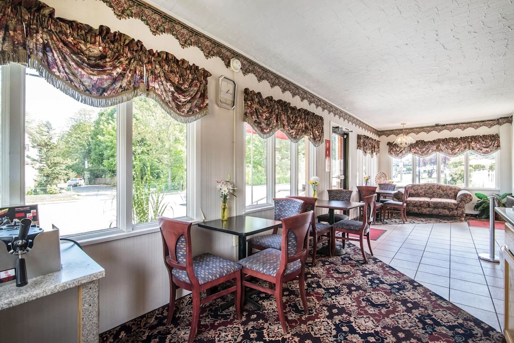 Brattleboro Vacations - Econo Lodge Brattleboro - Property Image 4