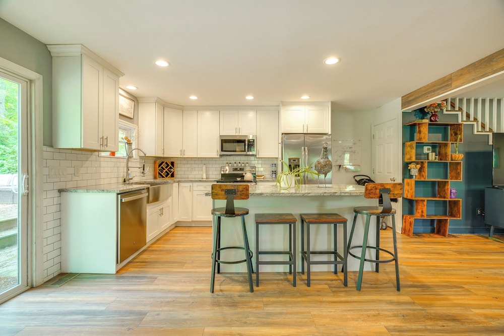 Walk to Putnam Lake: Updated Home w/ Deck