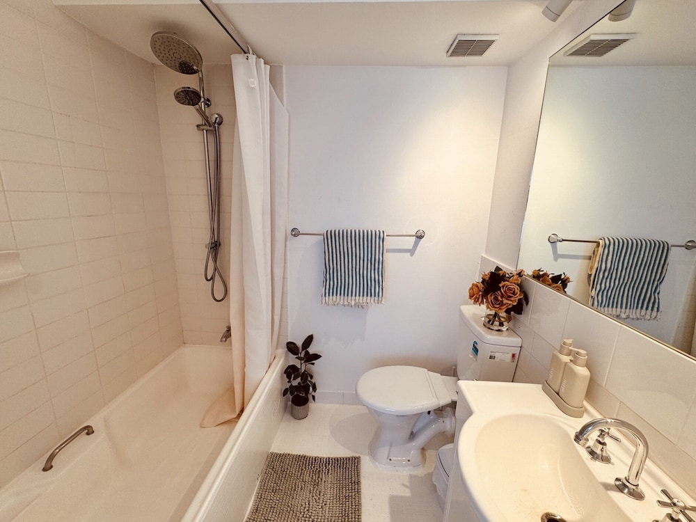 Beachside Unit in the Heart of Manly-ocean Views