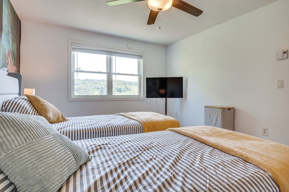 Golf, Hike & Explore: Family Home in Pembroke!