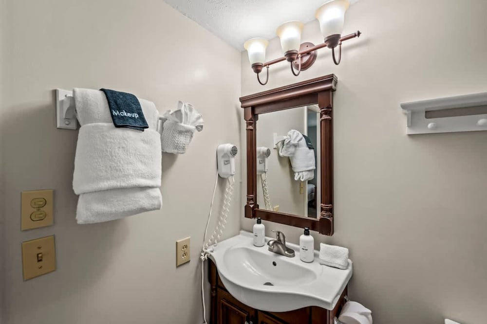 Full Kitchen Hot Tub Indoor Pool Sleeps 6