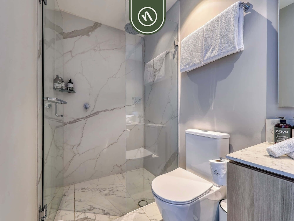 Luxury 3 BR Condo - Beach Access 1 Block Away