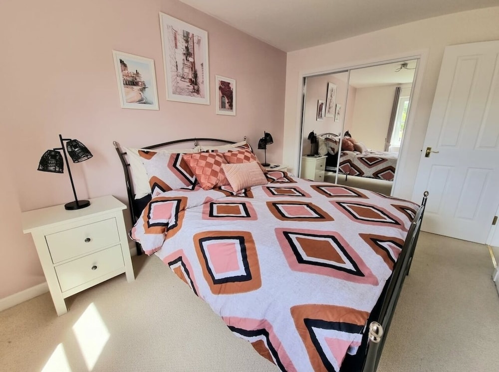 Boutique 3-bed Home with Free Parking in Glasgow view 5