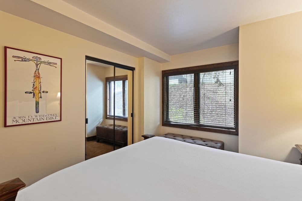 Ridgepoint - Three Bedroom with Spa #128 3 Condo