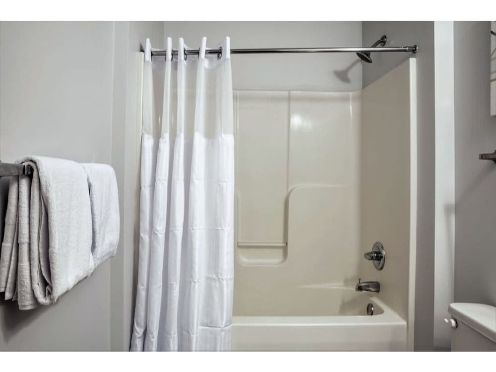 Contemporary 2BR 2BA Apartment by Cozysuites
