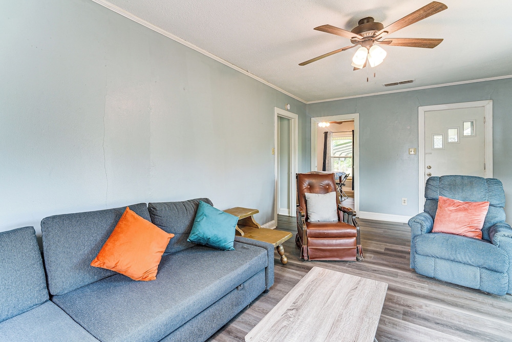 Screened Patio + Fire Pit: Peaceful Marshall Home