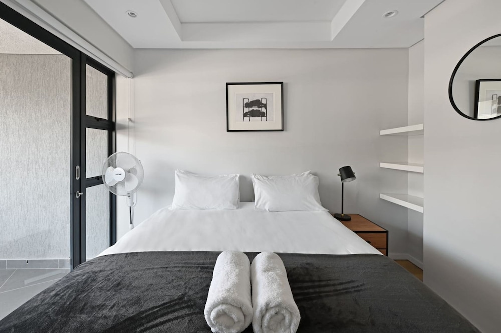 Quiet 2-bed Green Point Retreat Rooftop Pool BBQ