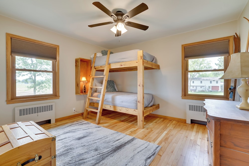 3 Mi to Lake Onalaska: Quaint Home w/ Prairie View
