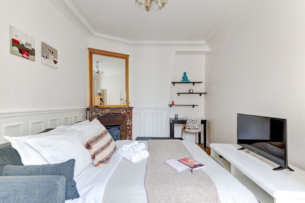 Elegant 1BR Steps to Marais & Louvre