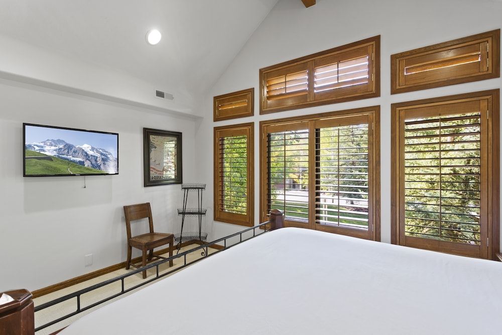 Deer Lake Village at Deer Valley Resort - Four Bedroom Condo with Hot Tub #2478 4 Condo