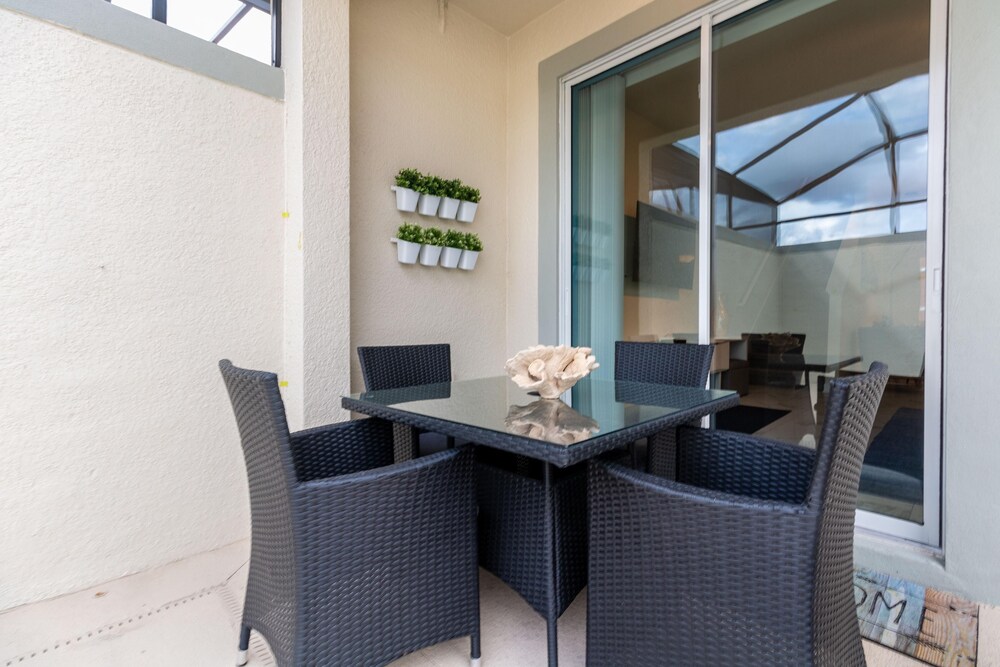 8945 SD - Elegant 5-bed Townhome Private Pool - Image 2