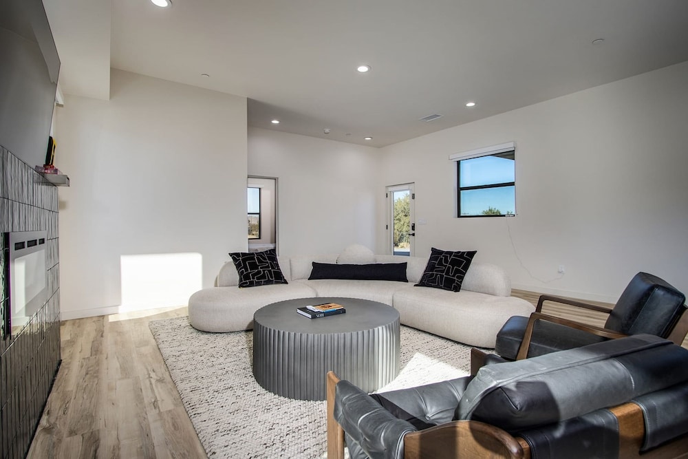 Luxe Modern Escape w Pool Hot Tub Firepit Desert View Lassen by Avantstay